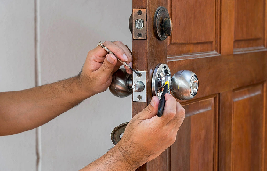 What are the traits of a good locksmith?