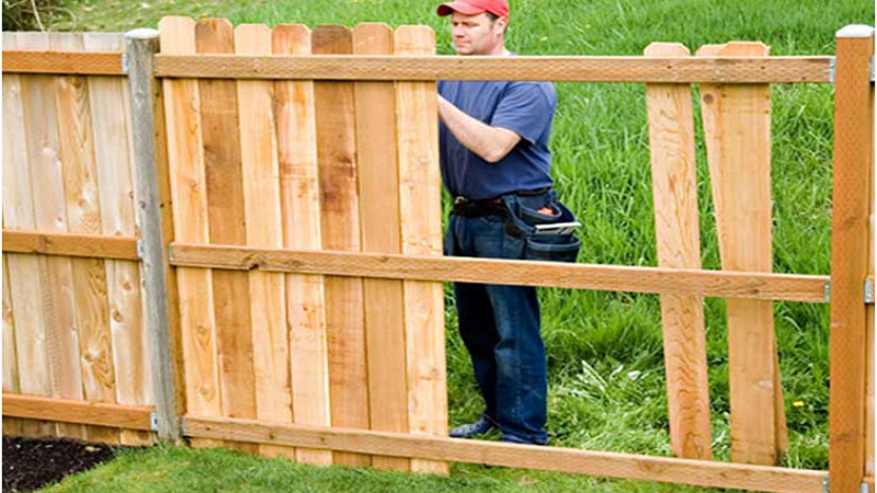 5 Reasons Why You Should Hire Fence Contractors